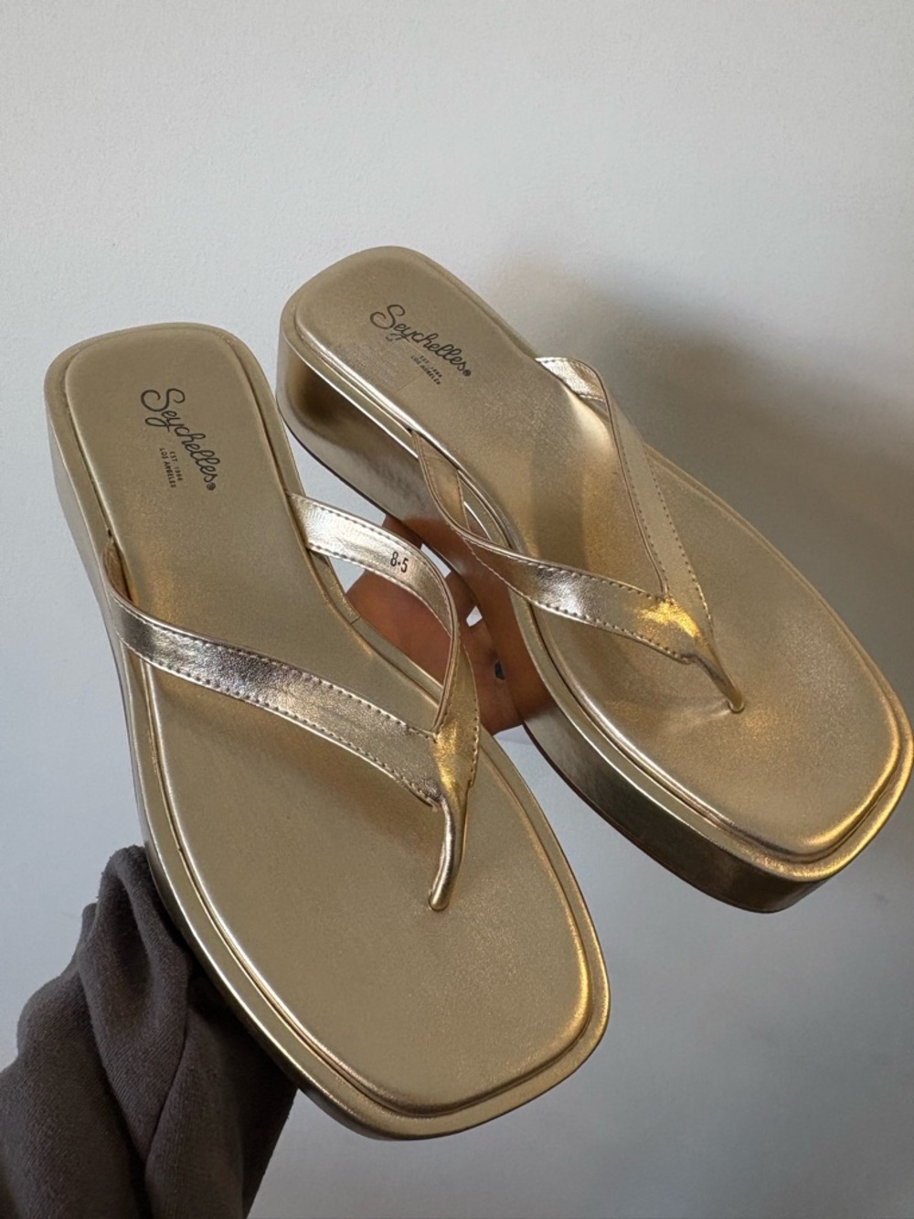 Anthropologie Seychelles Gold Platform Thong Sandals Metallic Flip Flop 8.5 NEW